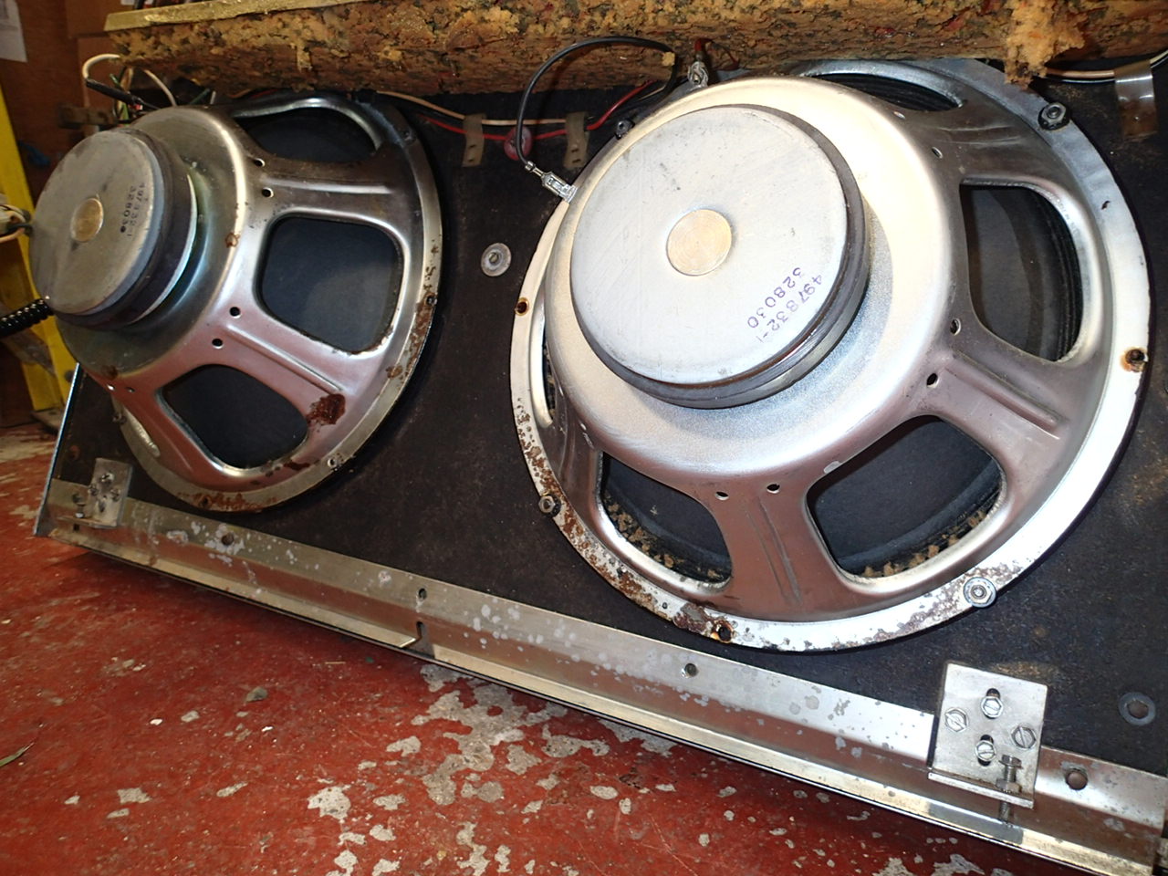 Speakers fitted to my SE100 Goldenjet.JPG