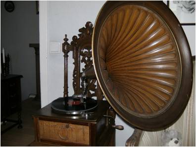 Gramophone 3 - 5 cm.jpg