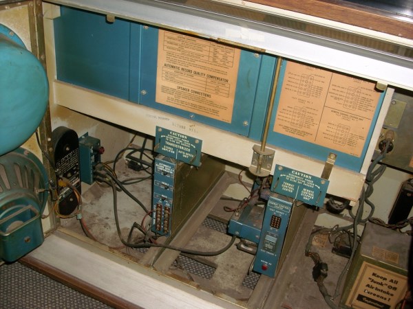 seeburg_lpc1_jukebox_4 (600 x 450).jpg