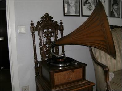 Gramophone 1 - 5 cm.jpg