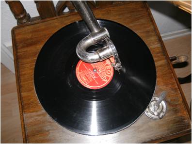 Gramophone 4 - 5 cm.jpg