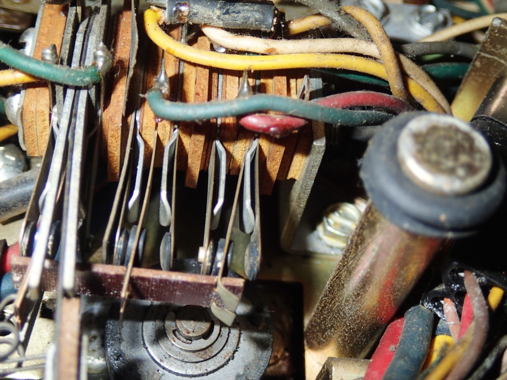 Broken contact Seeburg ss160 reversing switch.JPG